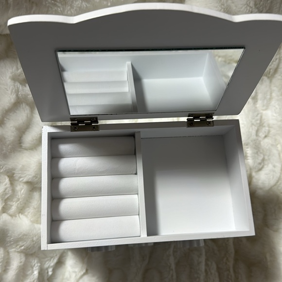 Hello, Kitty dresser jewelry box - Picture 3 of 6